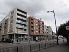 Edifici moderni, seguiti da piccoli edifici tradizionali a Woodgrange Road