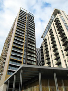 Edifici moderni di fronte alla stazione ferroviaria